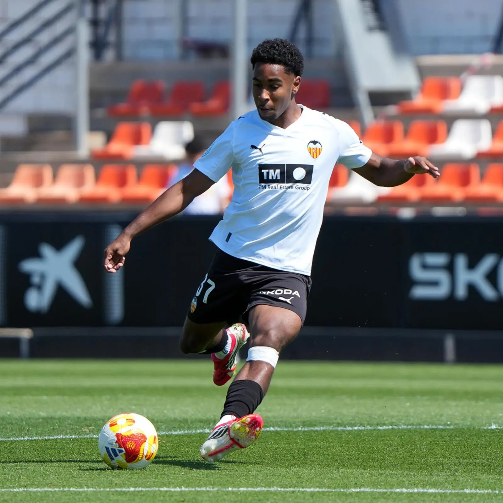 Aaron Mayol jugando al fútbol