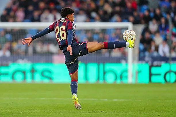 Kareem Tunde jugando al fútbol
