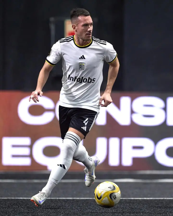 Víctor Mongil jugando al fútbol
